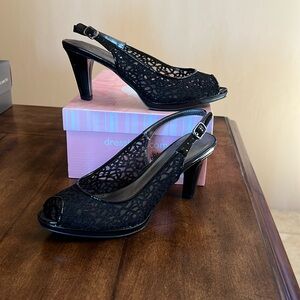 Never worn, extremely comfortable